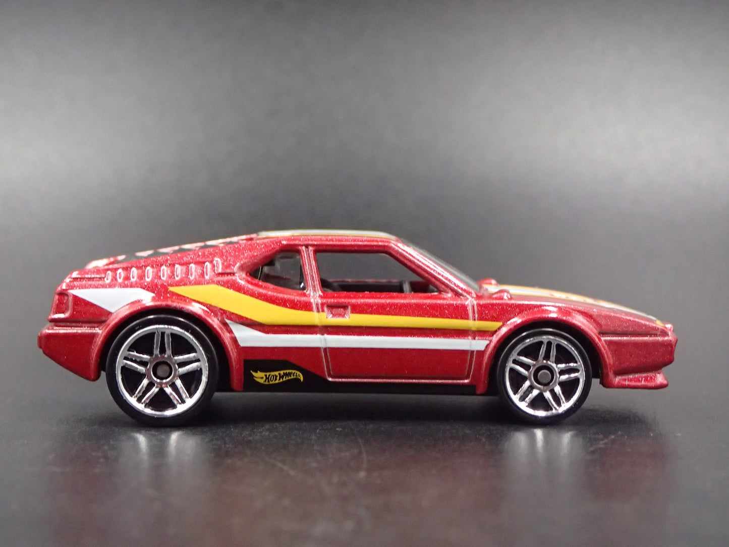1978-1981 BMW M1 SUPER CAR RED 1:64 SCALE COLLECTIBLE DIORAMA DIECAST MODEL CAR