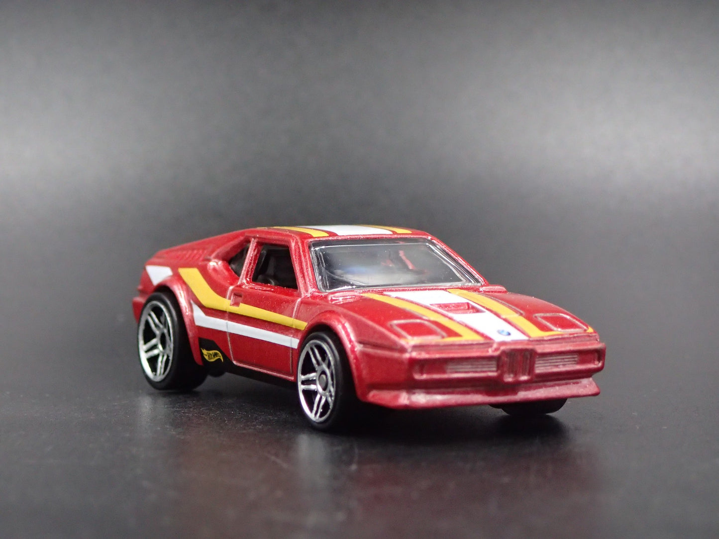 1978-1981 BMW M1 SUPER CAR RED 1:64 SCALE COLLECTIBLE DIORAMA DIECAST MODEL CAR