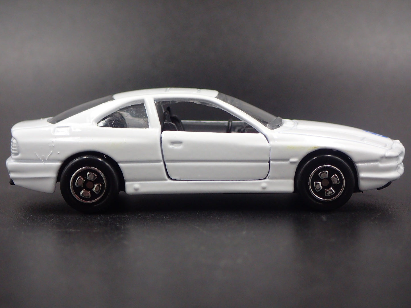 1990-1999 BMW 850i WHITE 1:64 SCALE COLLECTIBLE DIORAMA DIECAST MODEL CAR