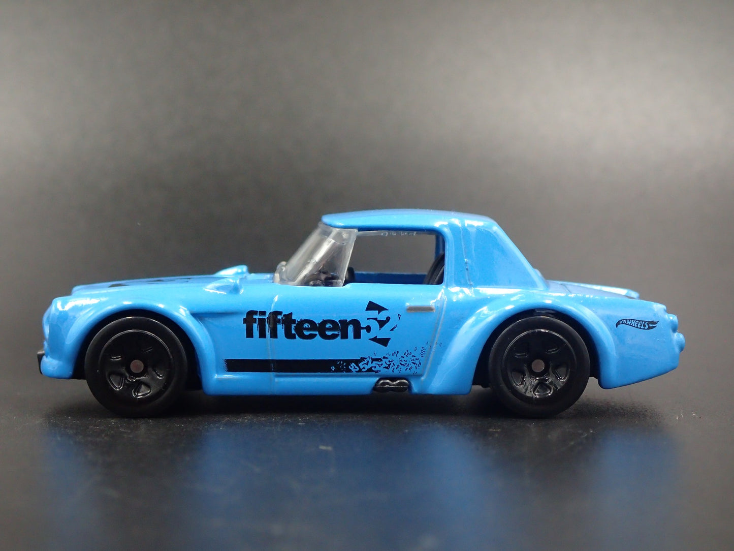 1967-1970 DATSUN FAIRLADY 2000 FIFTEEN 52 1:64 SCALE DIORAMA DIECAST MODEL CAR