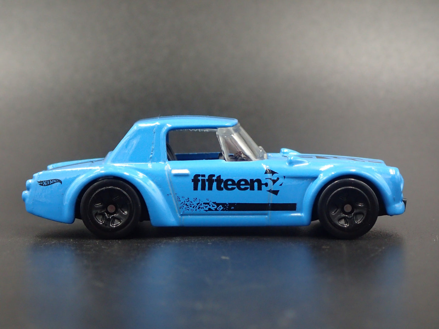 1967-1970 DATSUN FAIRLADY 2000 FIFTEEN 52 1:64 SCALE DIORAMA DIECAST MODEL CAR