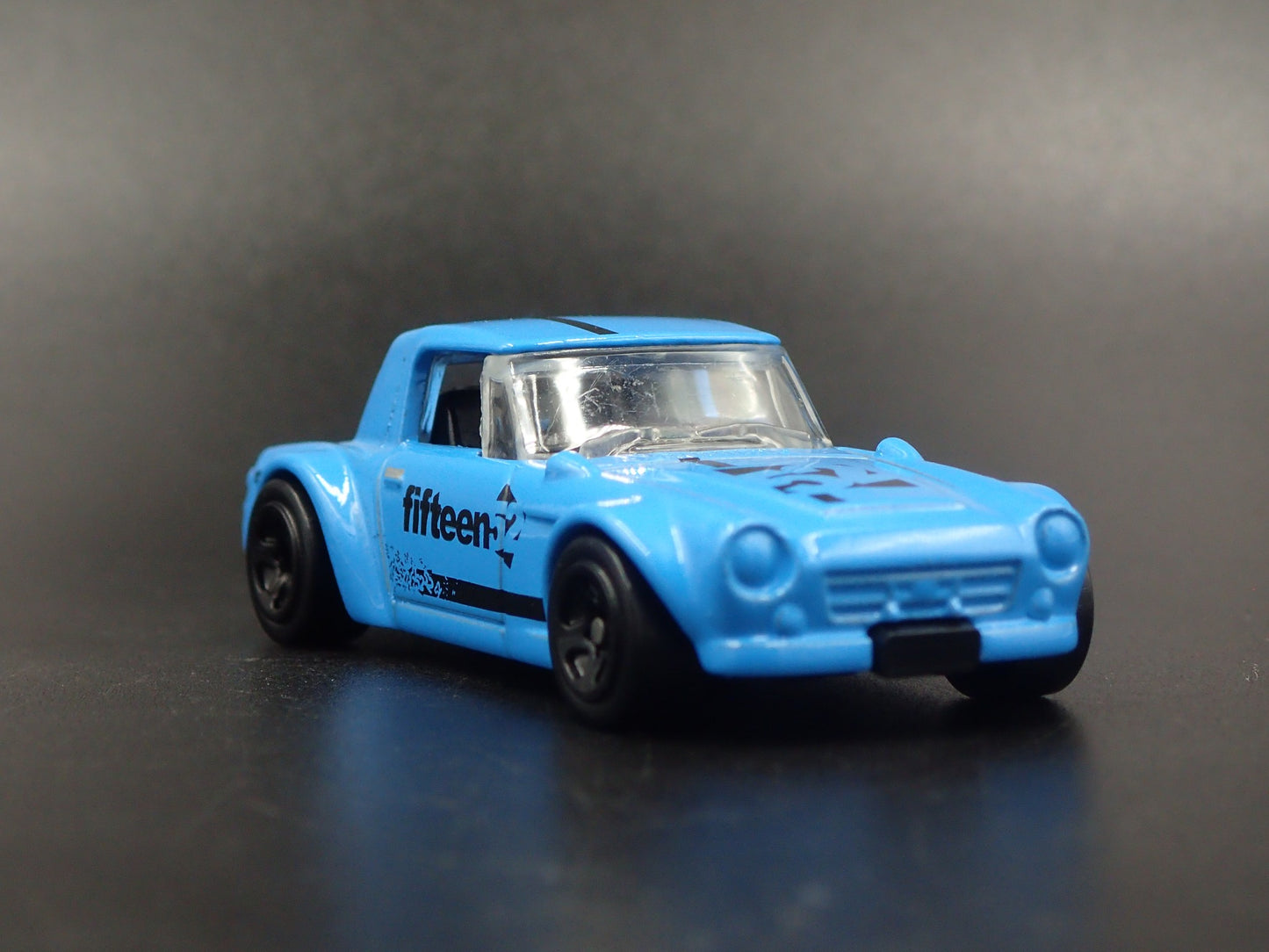 1967-1970 DATSUN FAIRLADY 2000 FIFTEEN 52 1:64 SCALE DIORAMA DIECAST MODEL CAR