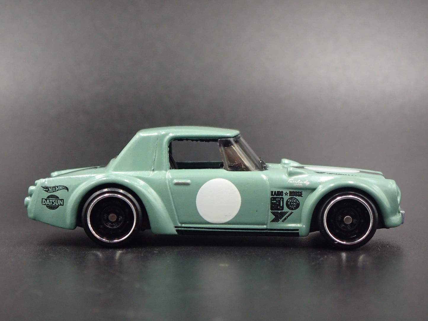 1967-1970 DATSUN FAIRLADY 2000 1:64 SCALE COLLECTIBLE DIORAMA DIECAST MODEL CAR