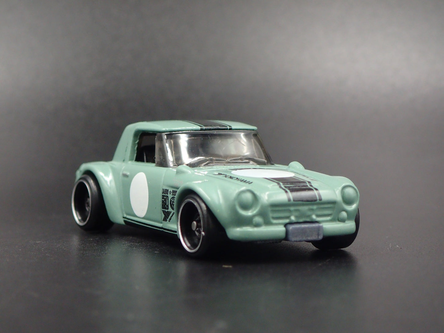 1967-1970 DATSUN FAIRLADY 2000 1:64 SCALE COLLECTIBLE DIORAMA DIECAST MODEL CAR