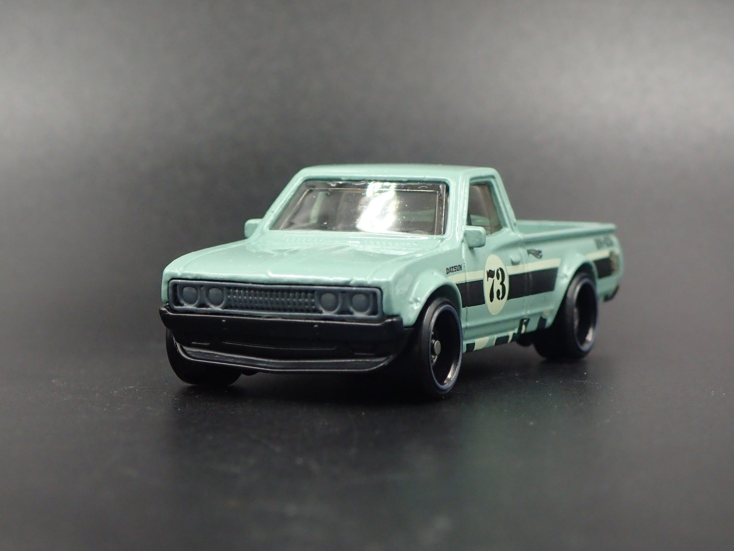 1973-1979 DATSUN 620 PICKUP TRUCK GREEN 1:64 SCALE DIORAMA DIECAST MODEL CAR