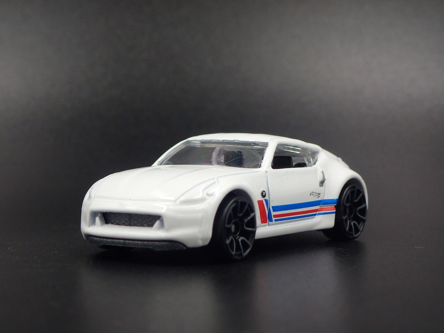 2009-2020 NISSAN 370Z WHITE 1:64 SCALE COLLECTIBLE DIORAMA DIECAST MODEL CAR