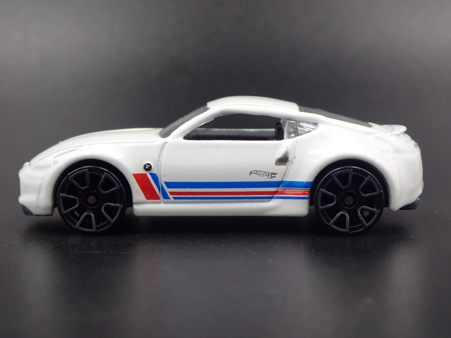2009-2020 NISSAN 370Z WHITE 1:64 SCALE COLLECTIBLE DIORAMA DIECAST MODEL CAR