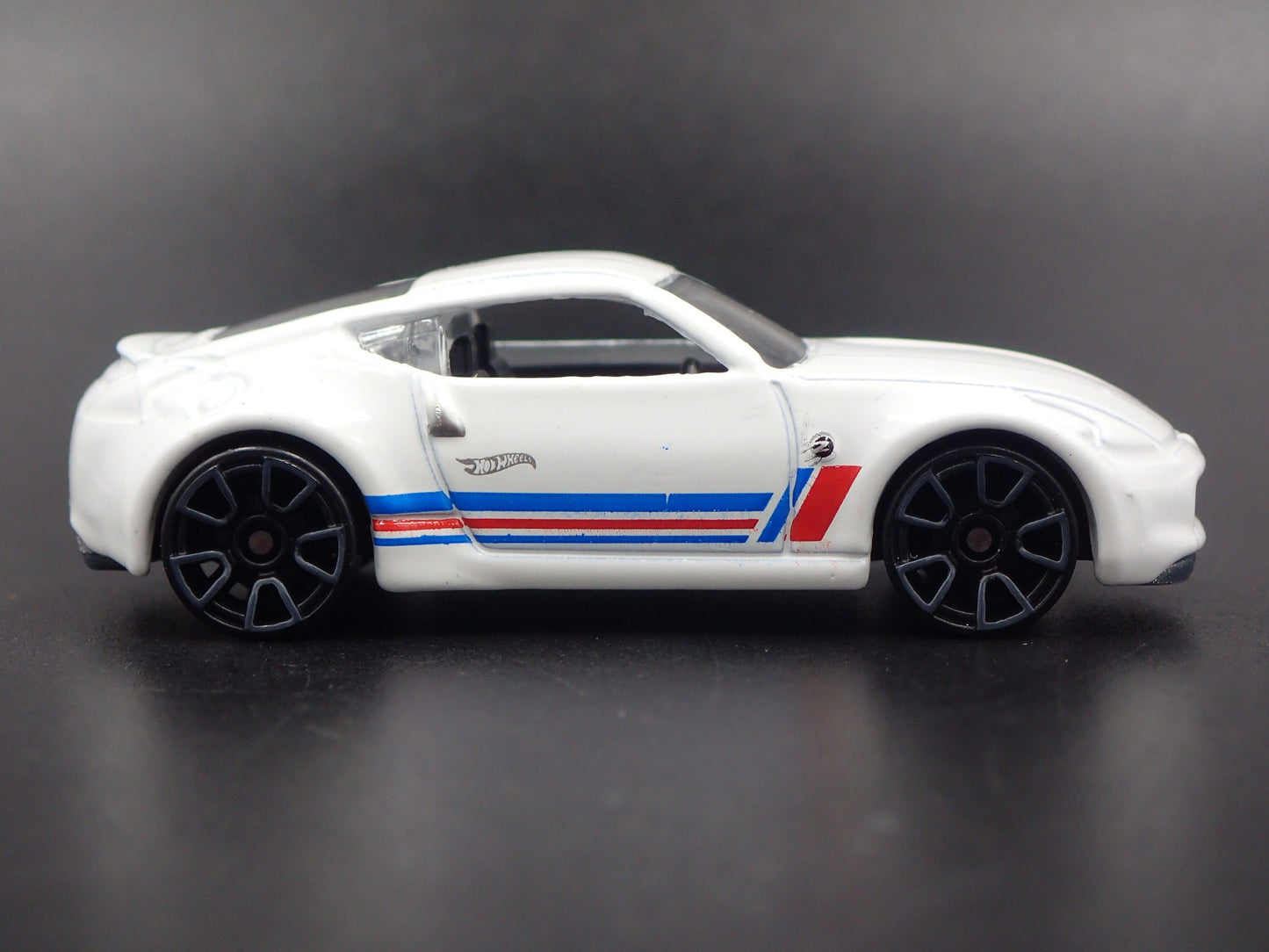 2009-2020 NISSAN 370Z WHITE 1:64 SCALE COLLECTIBLE DIORAMA DIECAST MODEL CAR