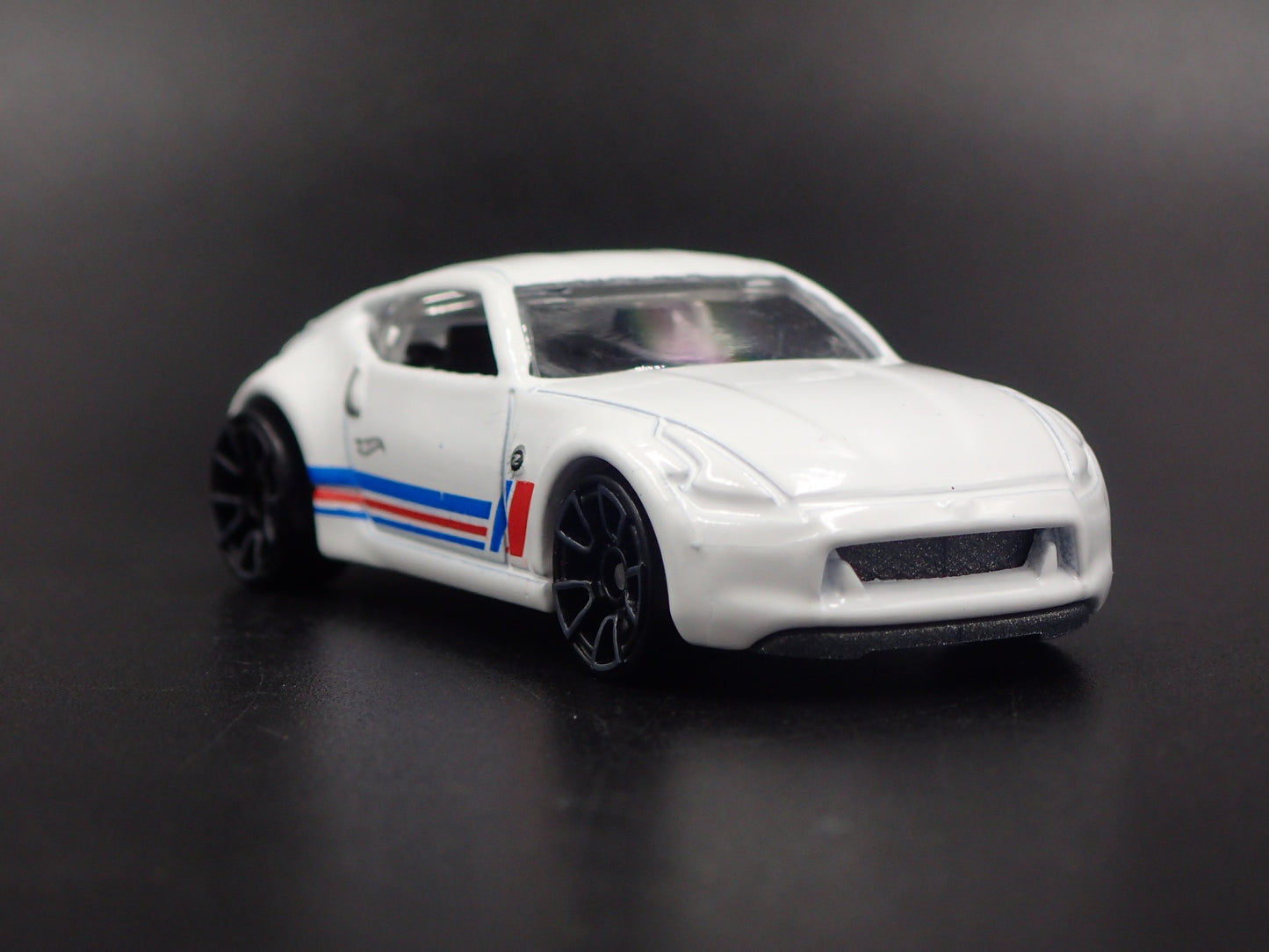 2009-2020 NISSAN 370Z WHITE 1:64 SCALE COLLECTIBLE DIORAMA DIECAST MODEL CAR