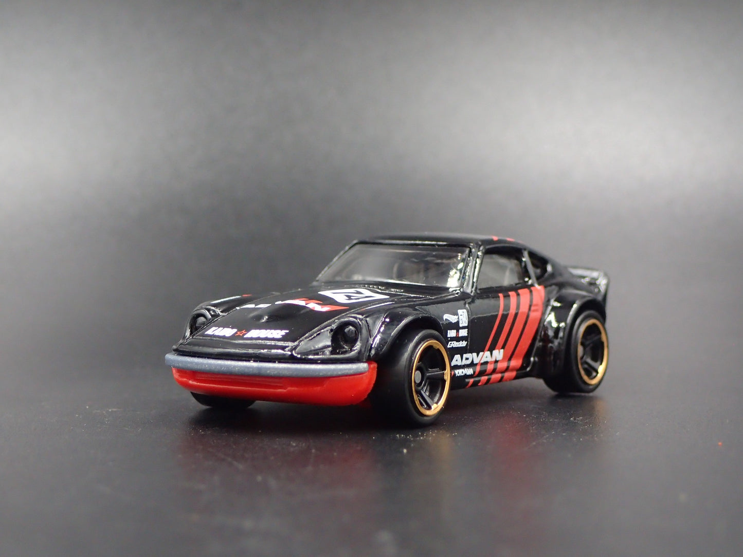 1970-1973 NISSAN FAIRLADY Z 240Z ADVAN JDM  1/64 SCALE DIORAMA DIECAST MODEL CAR