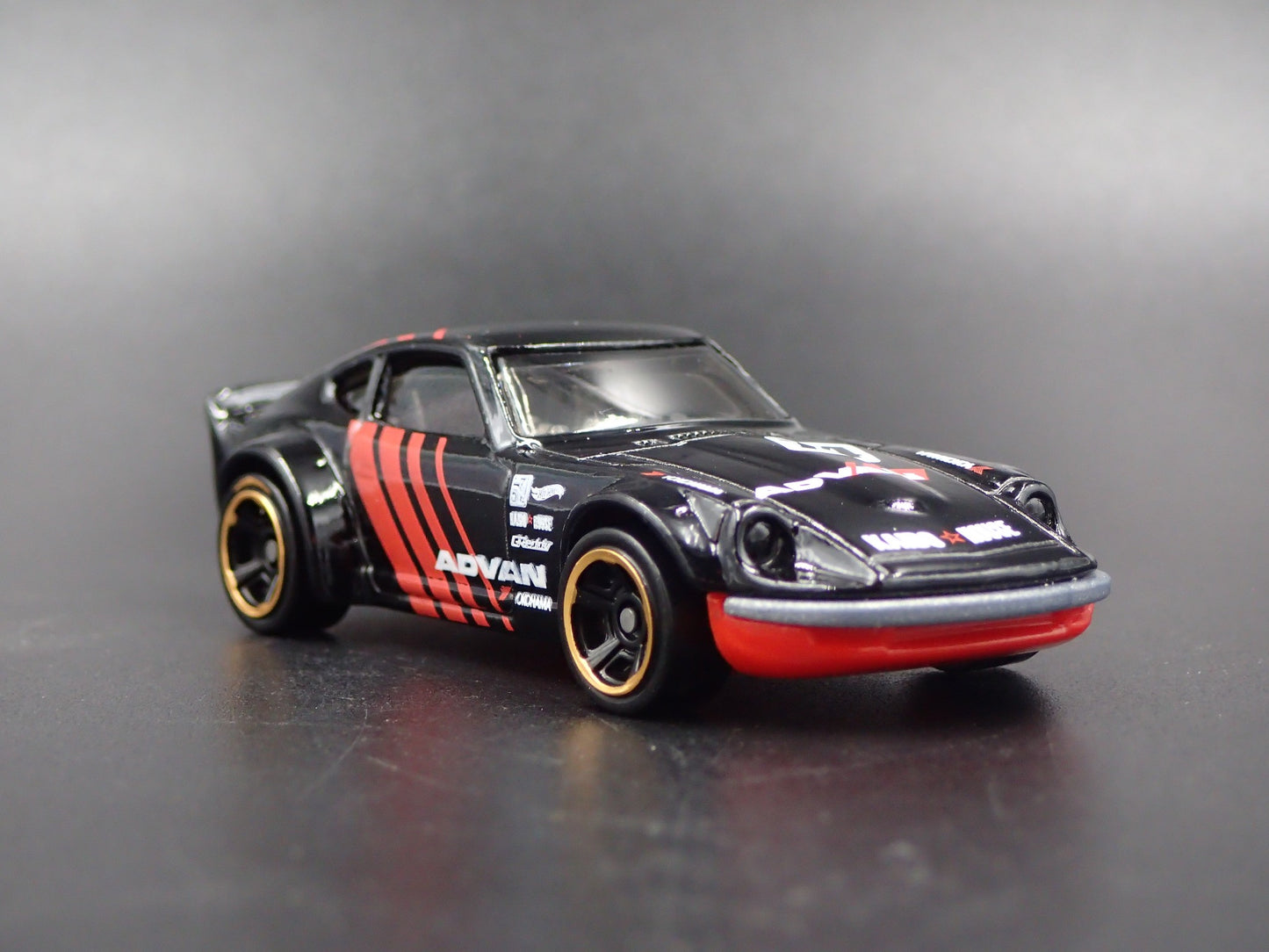 1970-1973 NISSAN FAIRLADY Z 240Z ADVAN JDM  1/64 SCALE DIORAMA DIECAST MODEL CAR