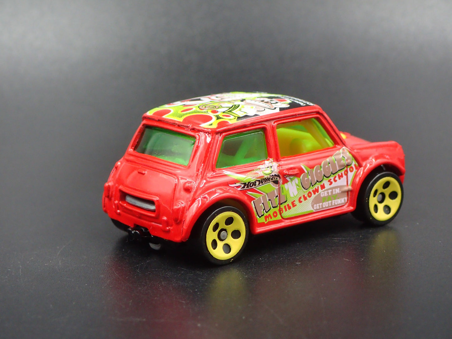 1969-1976 MINI COOPER MARK III 1:64 SCALE COLLECTIBLE DIORAMA DIECAST MODEL CAR