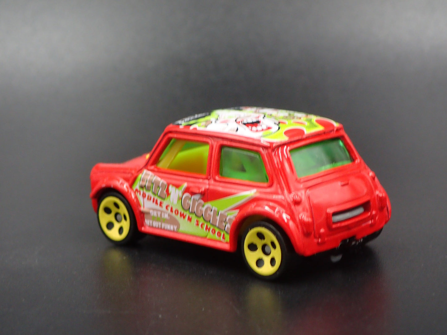 1969-1976 MINI COOPER MARK III 1:64 SCALE COLLECTIBLE DIORAMA DIECAST MODEL CAR