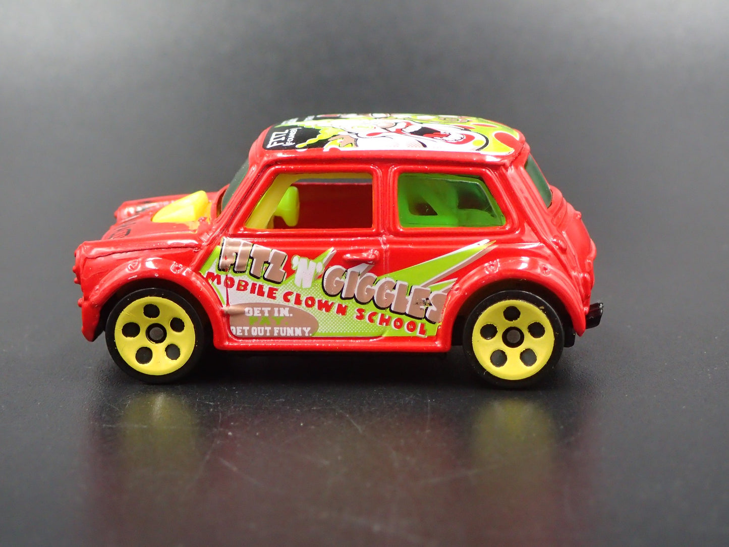 1969-1976 MINI COOPER MARK III 1:64 SCALE COLLECTIBLE DIORAMA DIECAST MODEL CAR