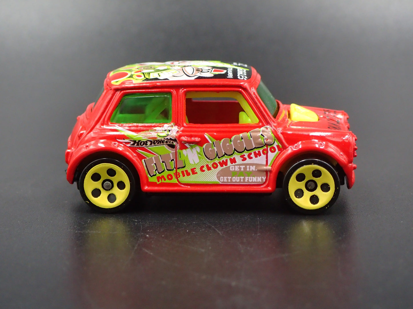 1969-1976 MINI COOPER MARK III 1:64 SCALE COLLECTIBLE DIORAMA DIECAST MODEL CAR