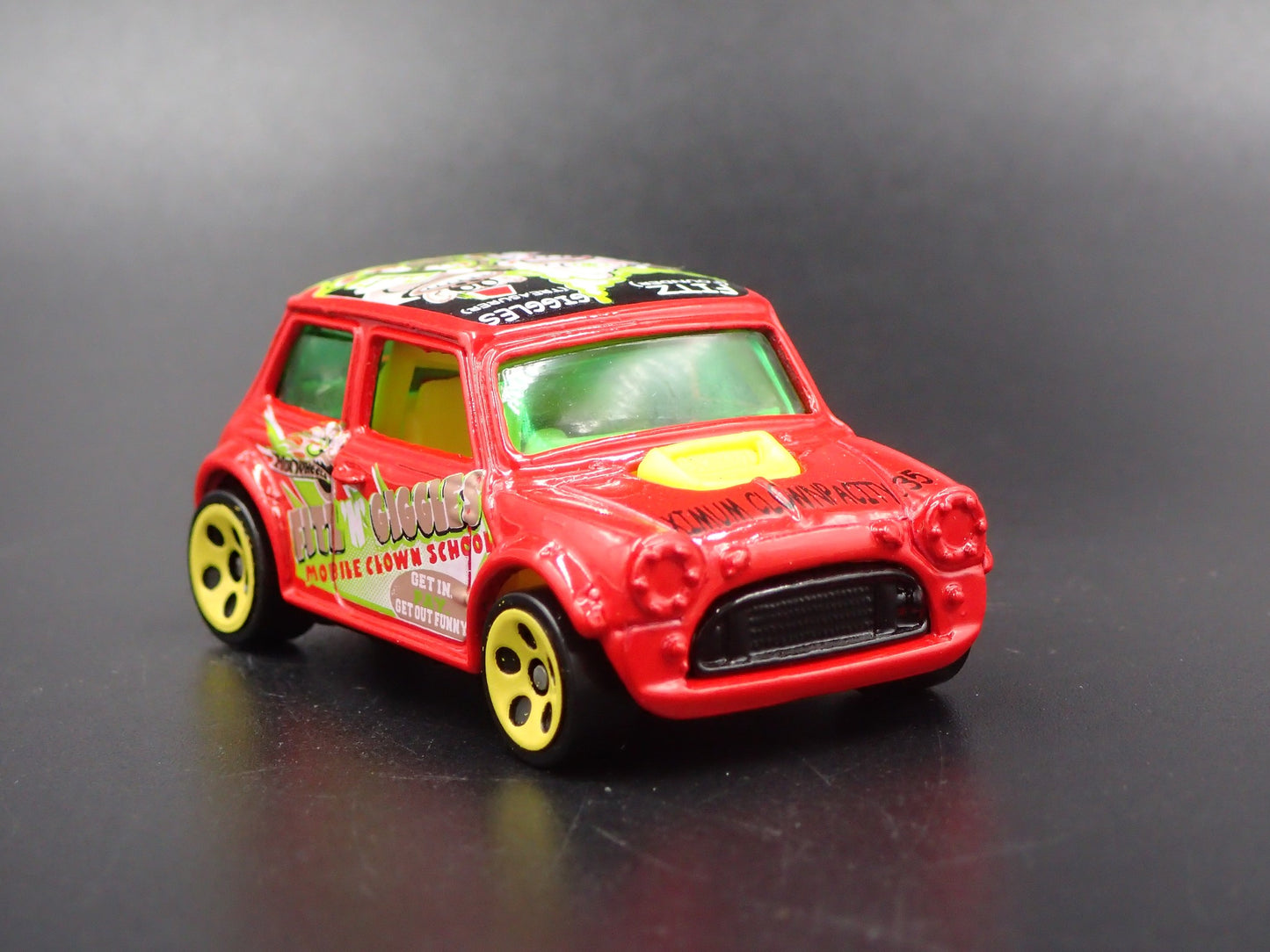1969-1976 MINI COOPER MARK III 1:64 SCALE COLLECTIBLE DIORAMA DIECAST MODEL CAR