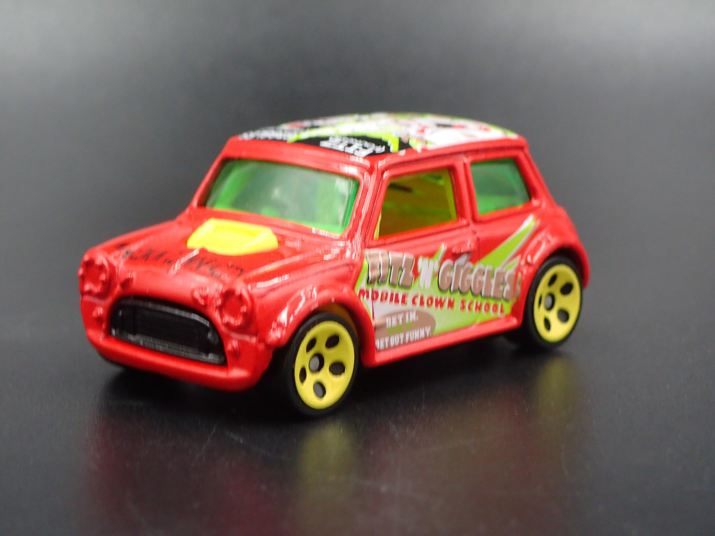 1969-1976 MINI COOPER MARK III 1:64 SCALE COLLECTIBLE DIORAMA DIECAST MODEL CAR