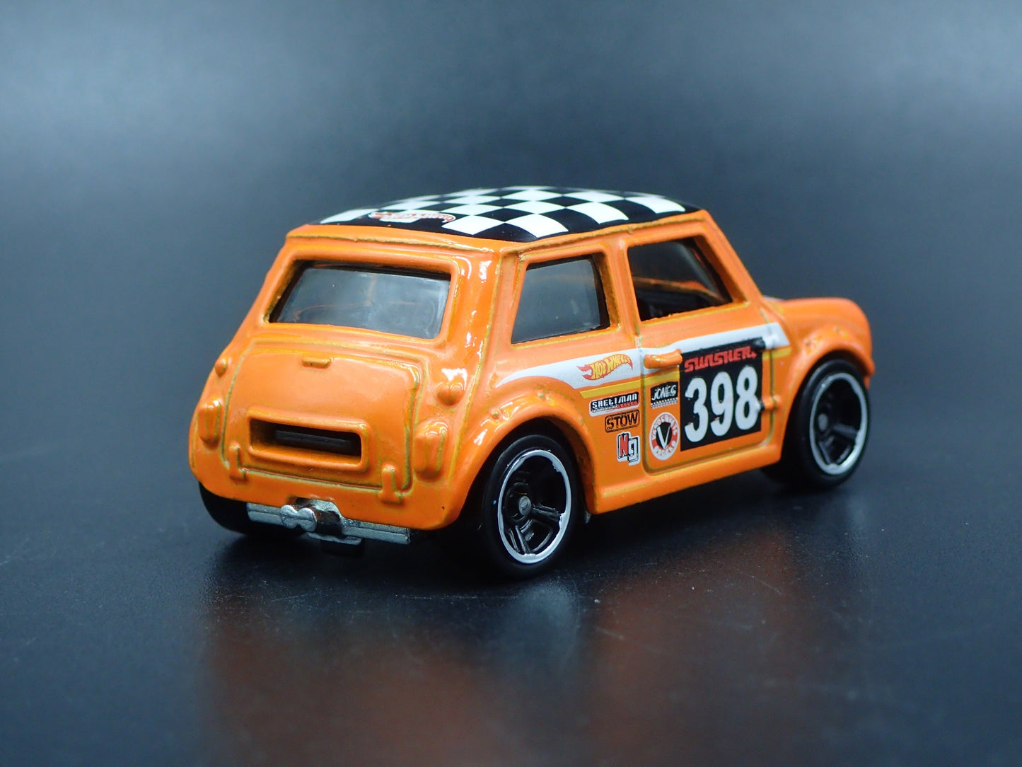 1969-1976 MINI COOPER MARK III 1:64 SCALE COLLECTIBLE DIORAMA DIECAST MODEL CAR