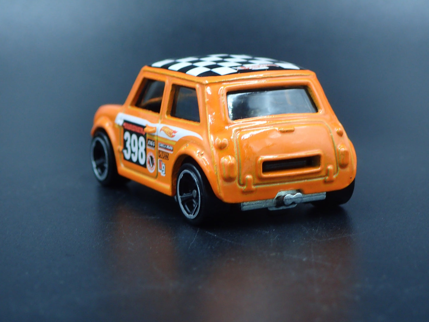 1969-1976 MINI COOPER MARK III 1:64 SCALE COLLECTIBLE DIORAMA DIECAST MODEL CAR