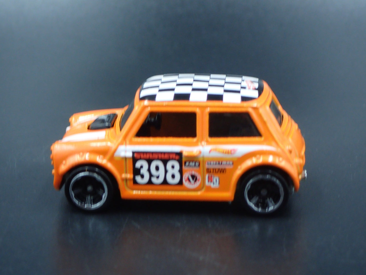 1969-1976 MINI COOPER MARK III 1:64 SCALE COLLECTIBLE DIORAMA DIECAST MODEL CAR