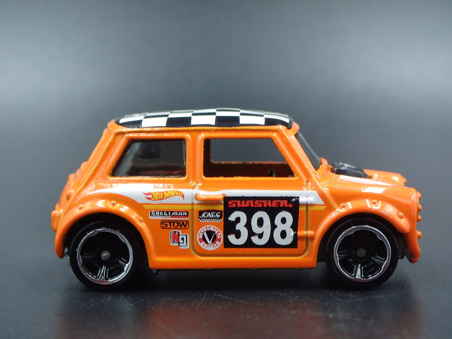 1969-1976 MINI COOPER MARK III 1:64 SCALE COLLECTIBLE DIORAMA DIECAST MODEL CAR