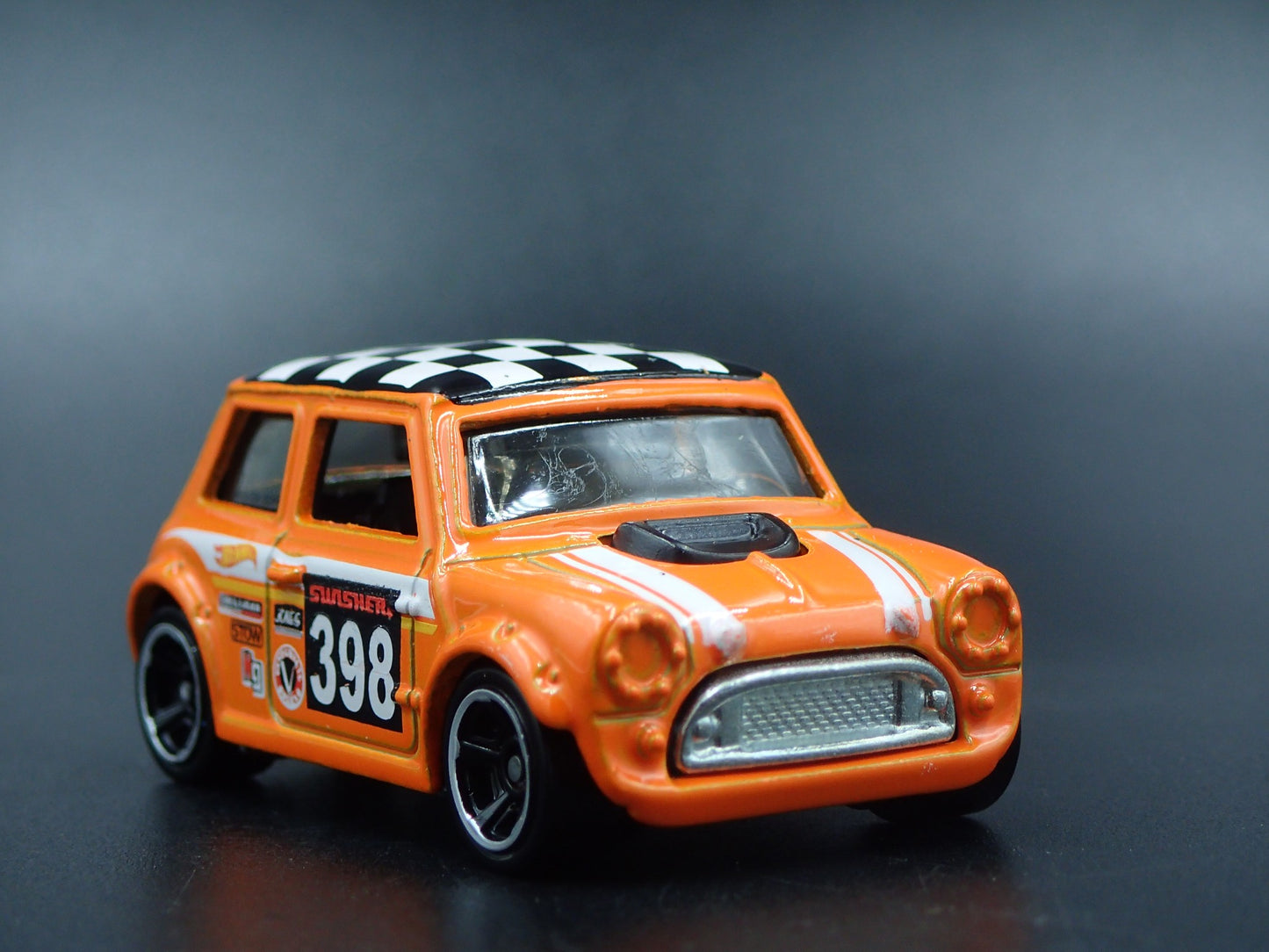 1969-1976 MINI COOPER MARK III 1:64 SCALE COLLECTIBLE DIORAMA DIECAST MODEL CAR