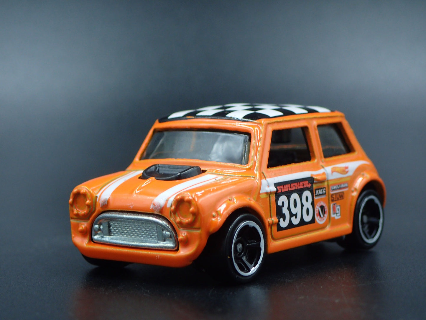 1969-1976 MINI COOPER MARK III 1:64 SCALE COLLECTIBLE DIORAMA DIECAST MODEL CAR