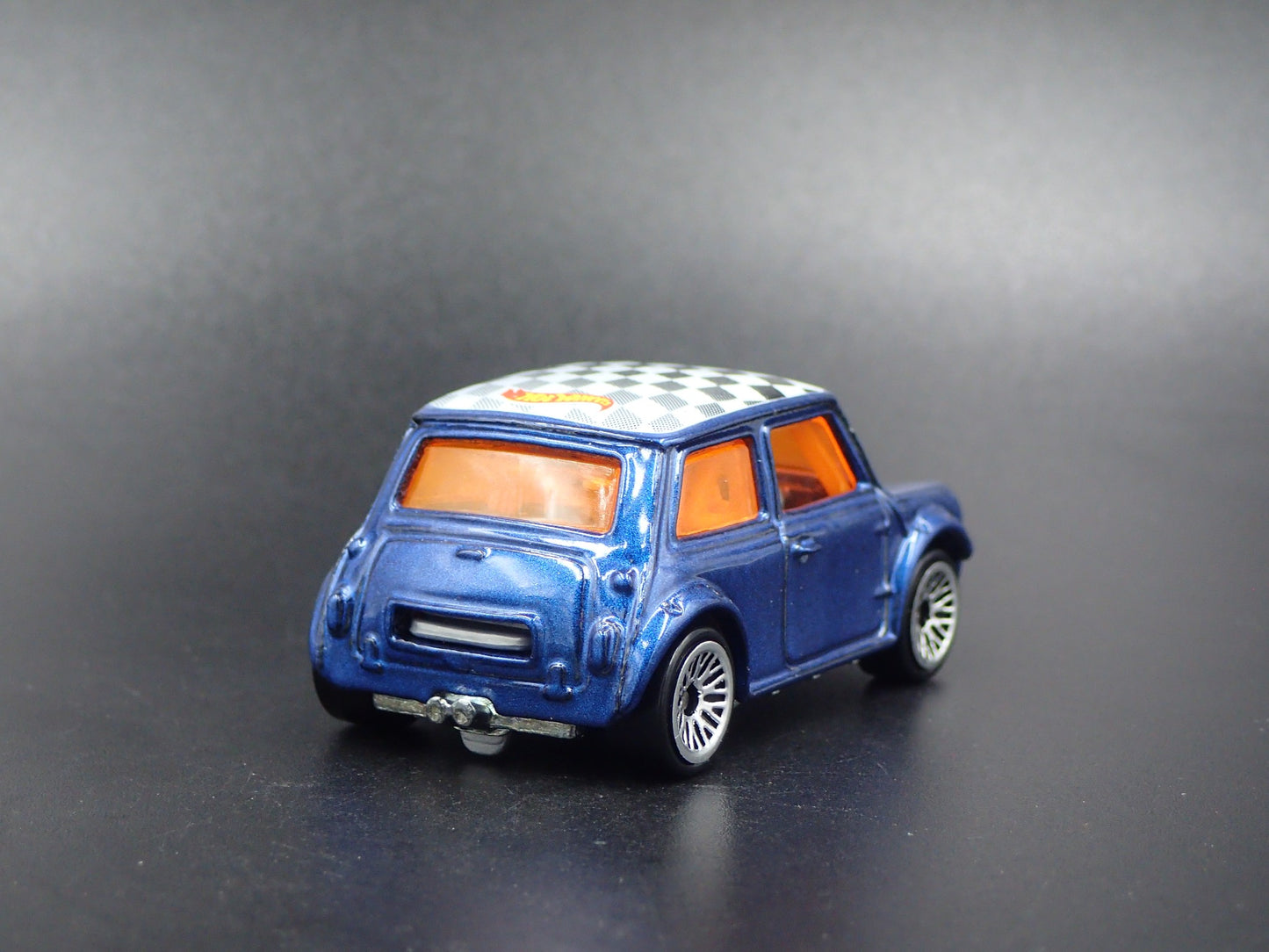 1969-1976 MINI COOPER MARK III 1:64 SCALE COLLECTIBLE DIORAMA DIECAST MODEL CAR
