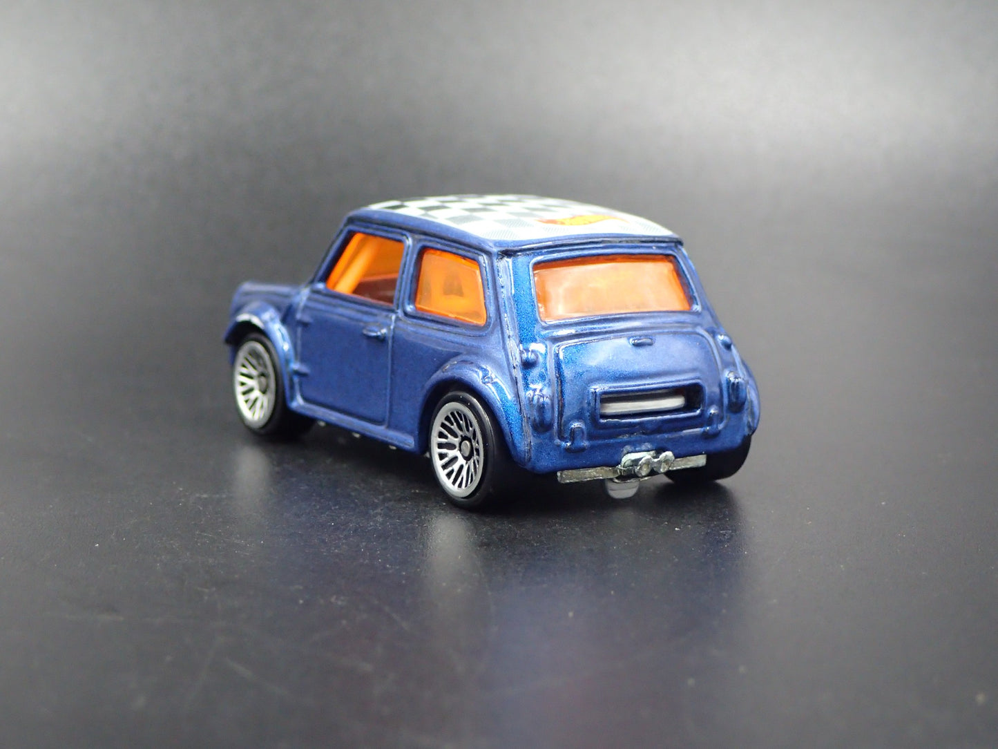 1969-1976 MINI COOPER MARK III 1:64 SCALE COLLECTIBLE DIORAMA DIECAST MODEL CAR