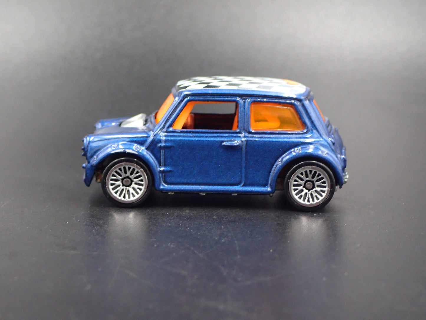 1969-1976 MINI COOPER MARK III 1:64 SCALE COLLECTIBLE DIORAMA DIECAST MODEL CAR