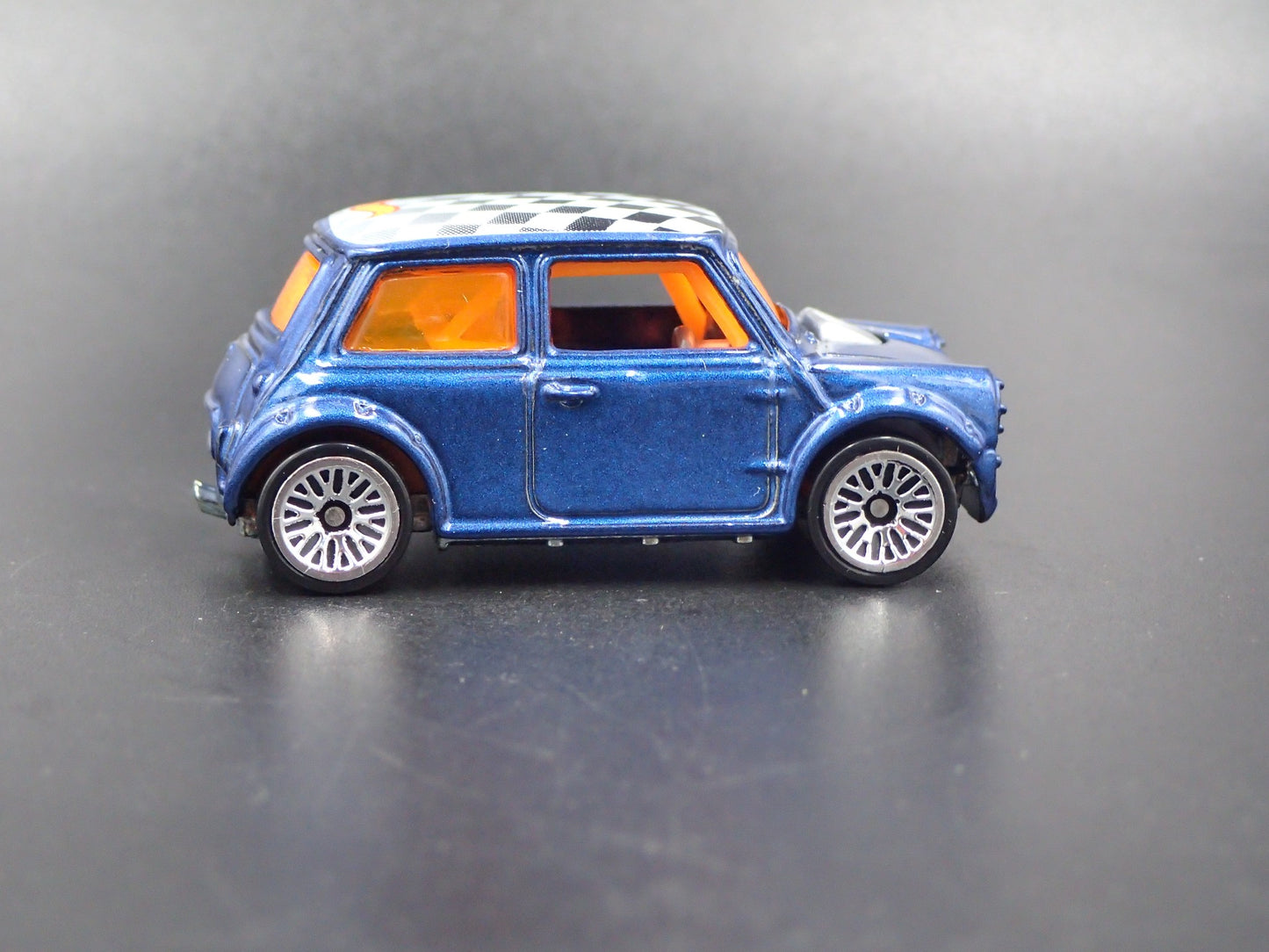 1969-1976 MINI COOPER MARK III 1:64 SCALE COLLECTIBLE DIORAMA DIECAST MODEL CAR