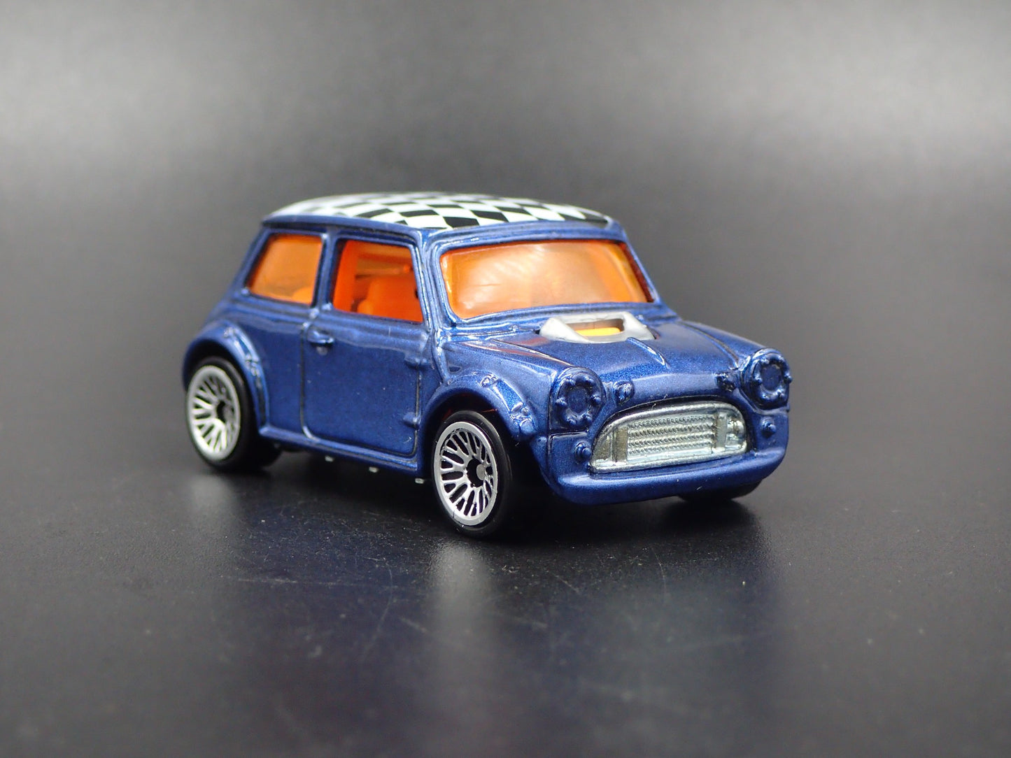 1969-1976 MINI COOPER MARK III 1:64 SCALE COLLECTIBLE DIORAMA DIECAST MODEL CAR