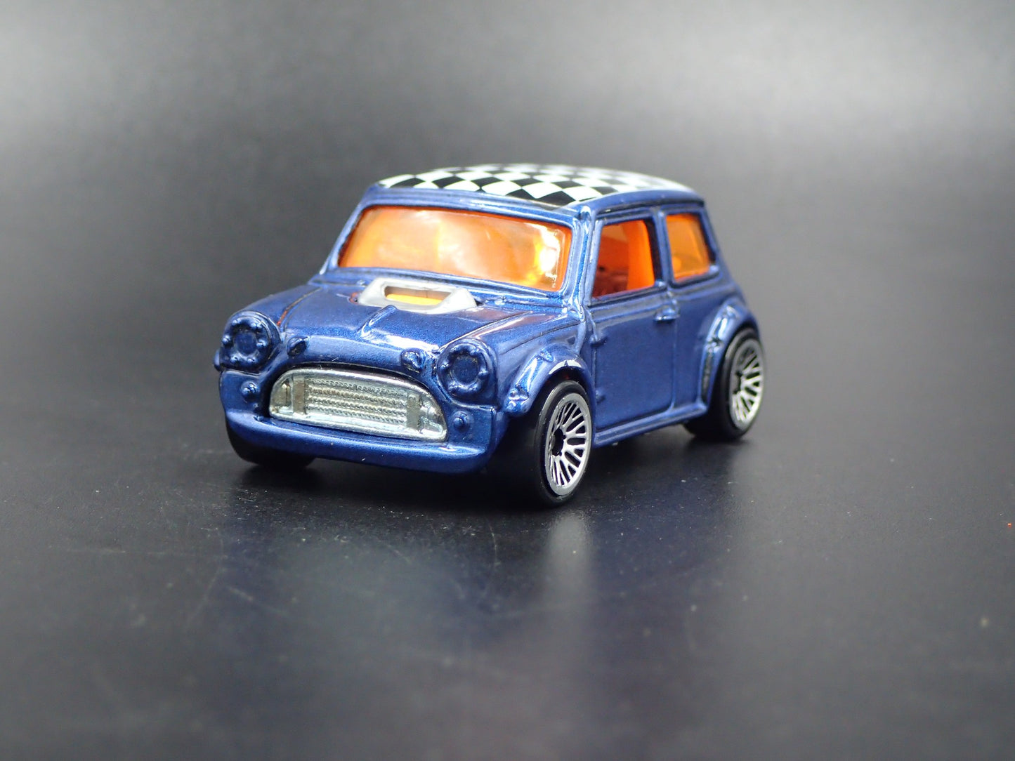 1969-1976 MINI COOPER MARK III 1:64 SCALE COLLECTIBLE DIORAMA DIECAST MODEL CAR