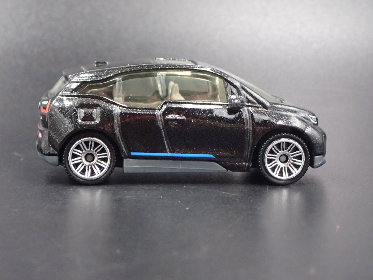2014-2021 BMW i3 BLACK 1:64 SCALE LIMITED COLLECTIBLE DIORAMA DIECAST MODEL CAR