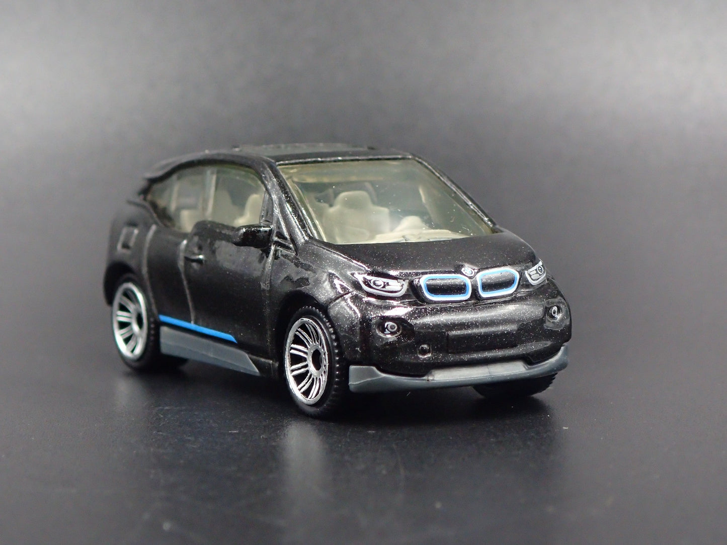 2014-2021 BMW i3 BLACK 1:64 SCALE LIMITED COLLECTIBLE DIORAMA DIECAST MODEL CAR