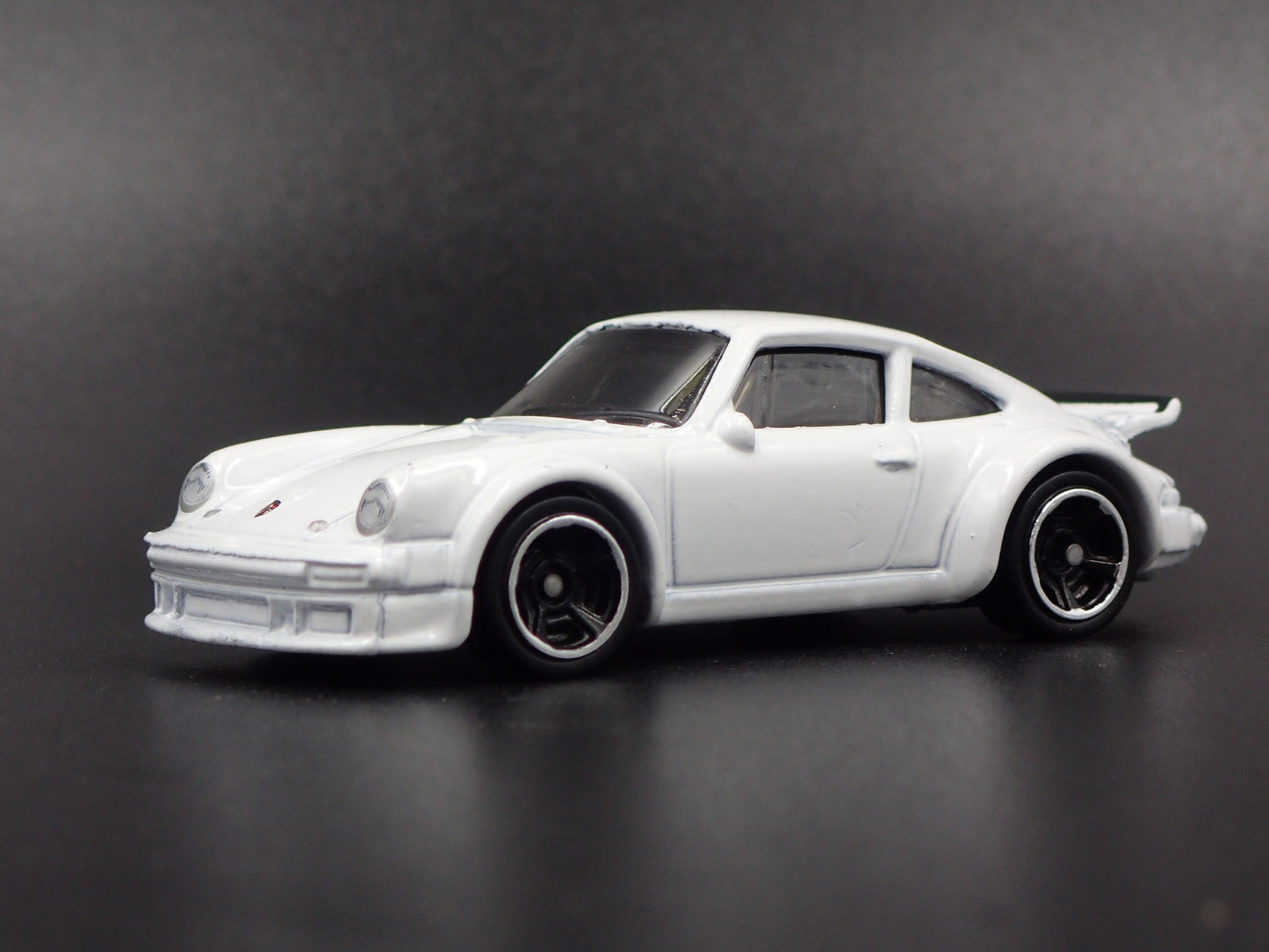 1976-1977 PORSCHE 934 TURBO RSR 1:64 SCALE COLLECTIBLE DIORAMA DIECAST MODEL CAR