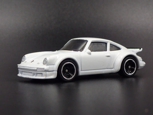 1976-1977 PORSCHE 934 TURBO RSR 1:64 SCALE COLLECTIBLE DIORAMA DIECAST MODEL CAR