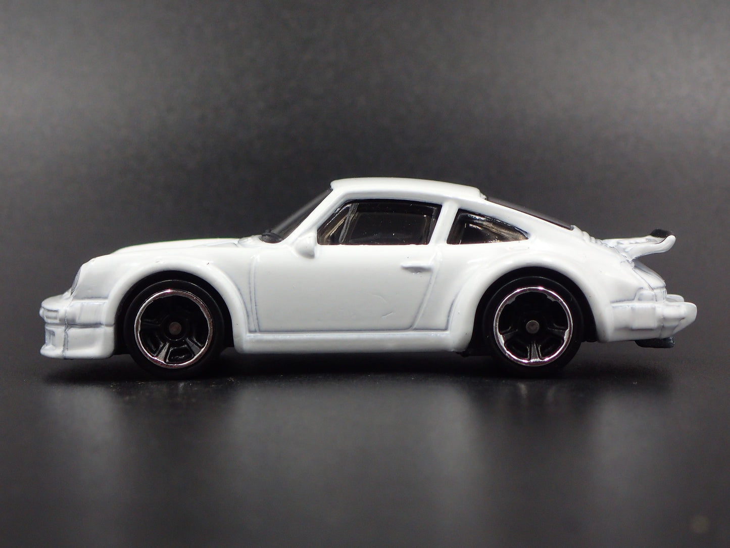 1976-1977 PORSCHE 934 TURBO RSR 1:64 SCALE COLLECTIBLE DIORAMA DIECAST MODEL CAR