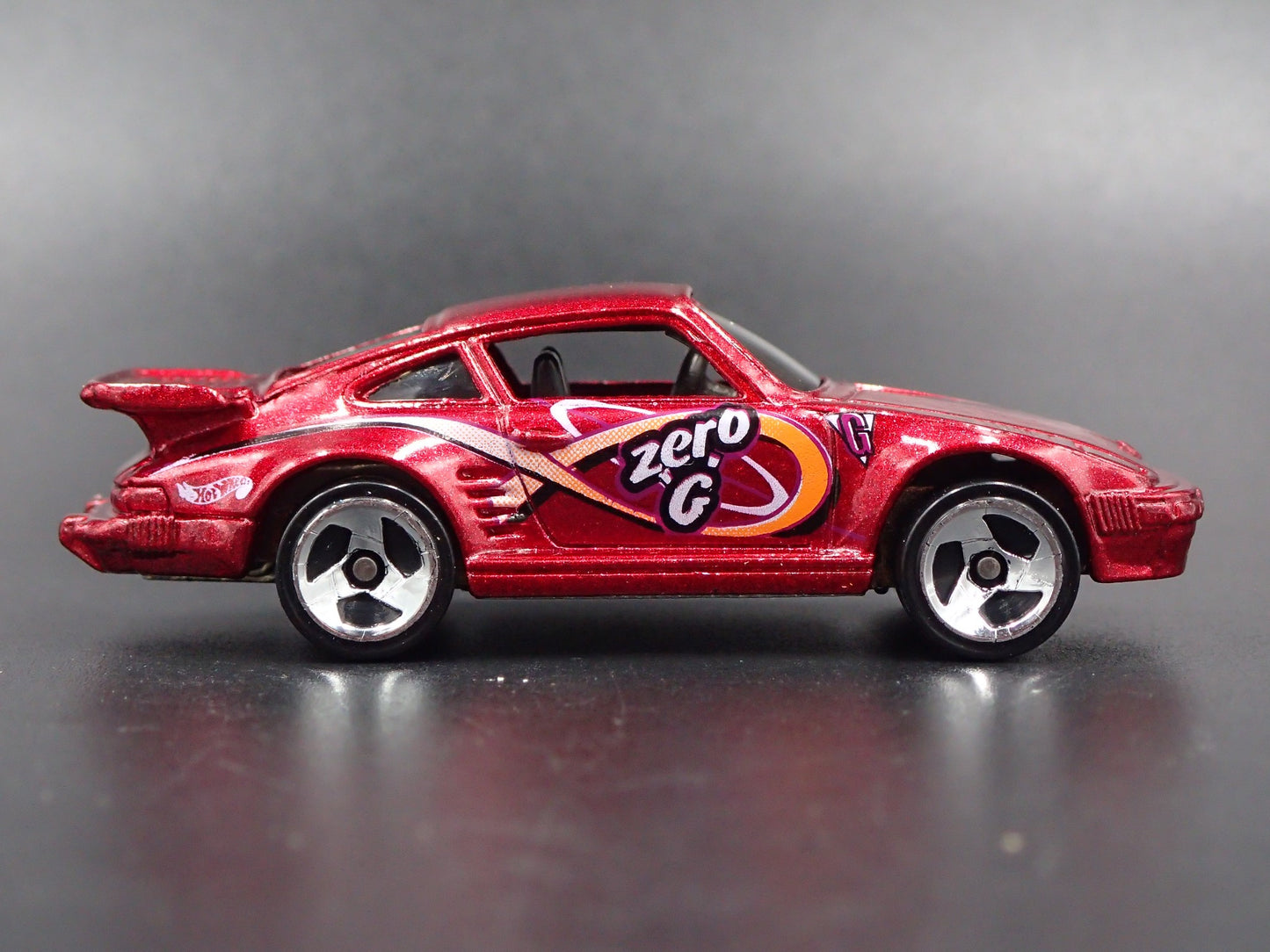 1978-1983 PORSCHE 930 TURBO SLANT NOSE 1:64 SCALE DIORAMA DIECAST MODEL CAR