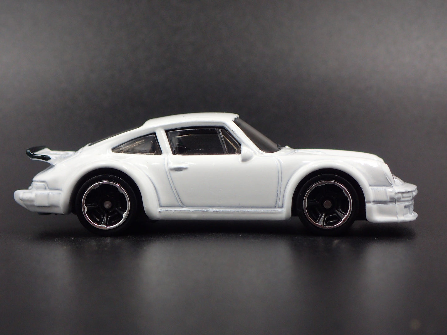 1976-1977 PORSCHE 934 TURBO RSR 1:64 SCALE COLLECTIBLE DIORAMA DIECAST MODEL CAR