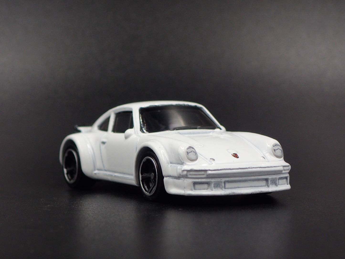 1976-1977 PORSCHE 934 TURBO RSR 1:64 SCALE COLLECTIBLE DIORAMA DIECAST MODEL CAR