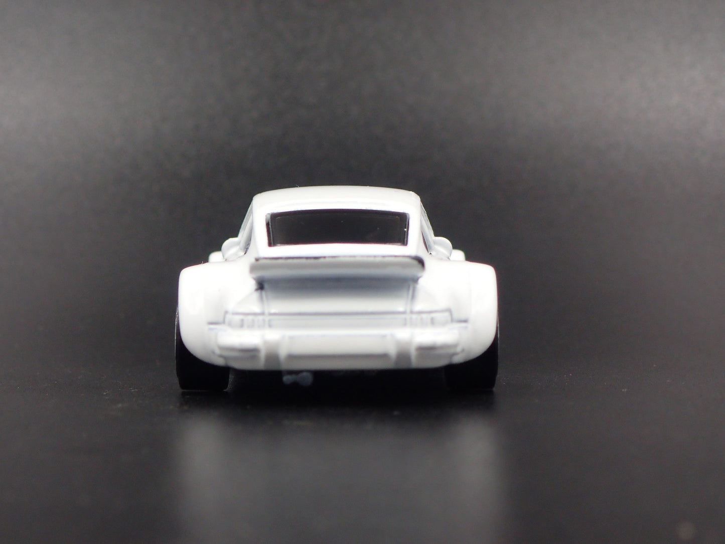 1976-1977 PORSCHE 934 TURBO RSR 1:64 SCALE COLLECTIBLE DIORAMA DIECAST MODEL CAR