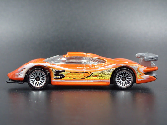 1998-1999 PORSCHE 911 GT1-98 RACE CAR RARE 1:64 SCALE DIORAMA DIECAST MODEL CAR