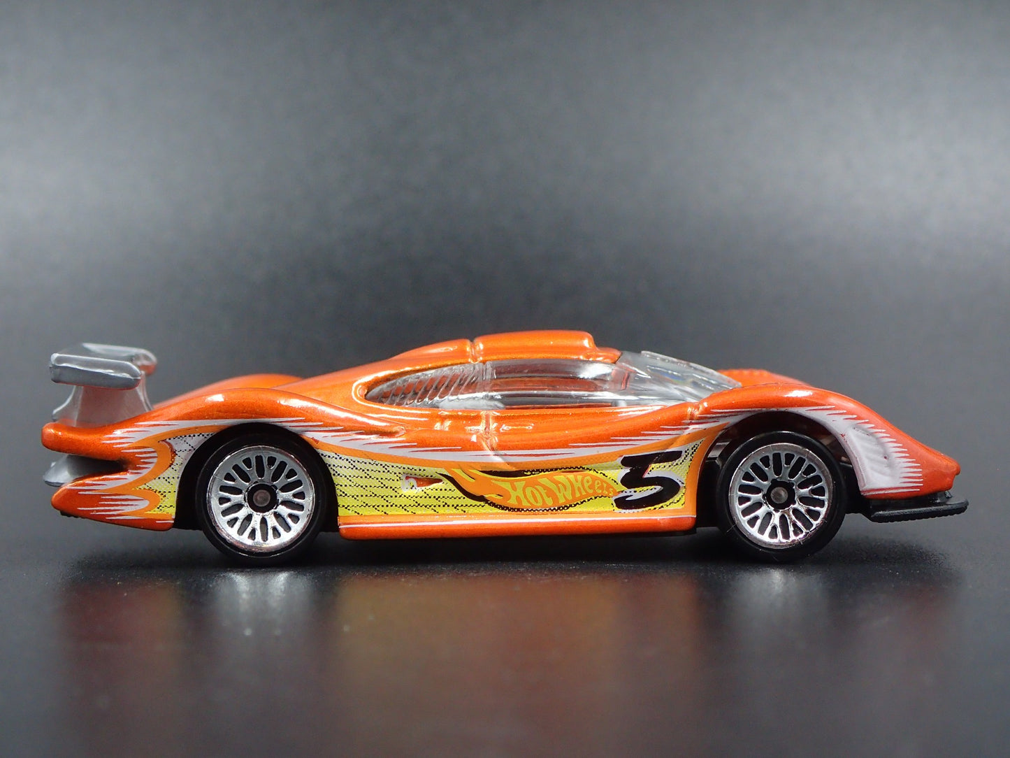1998-1999 PORSCHE 911 GT1-98 RACE CAR RARE 1:64 SCALE DIORAMA DIECAST MODEL CAR