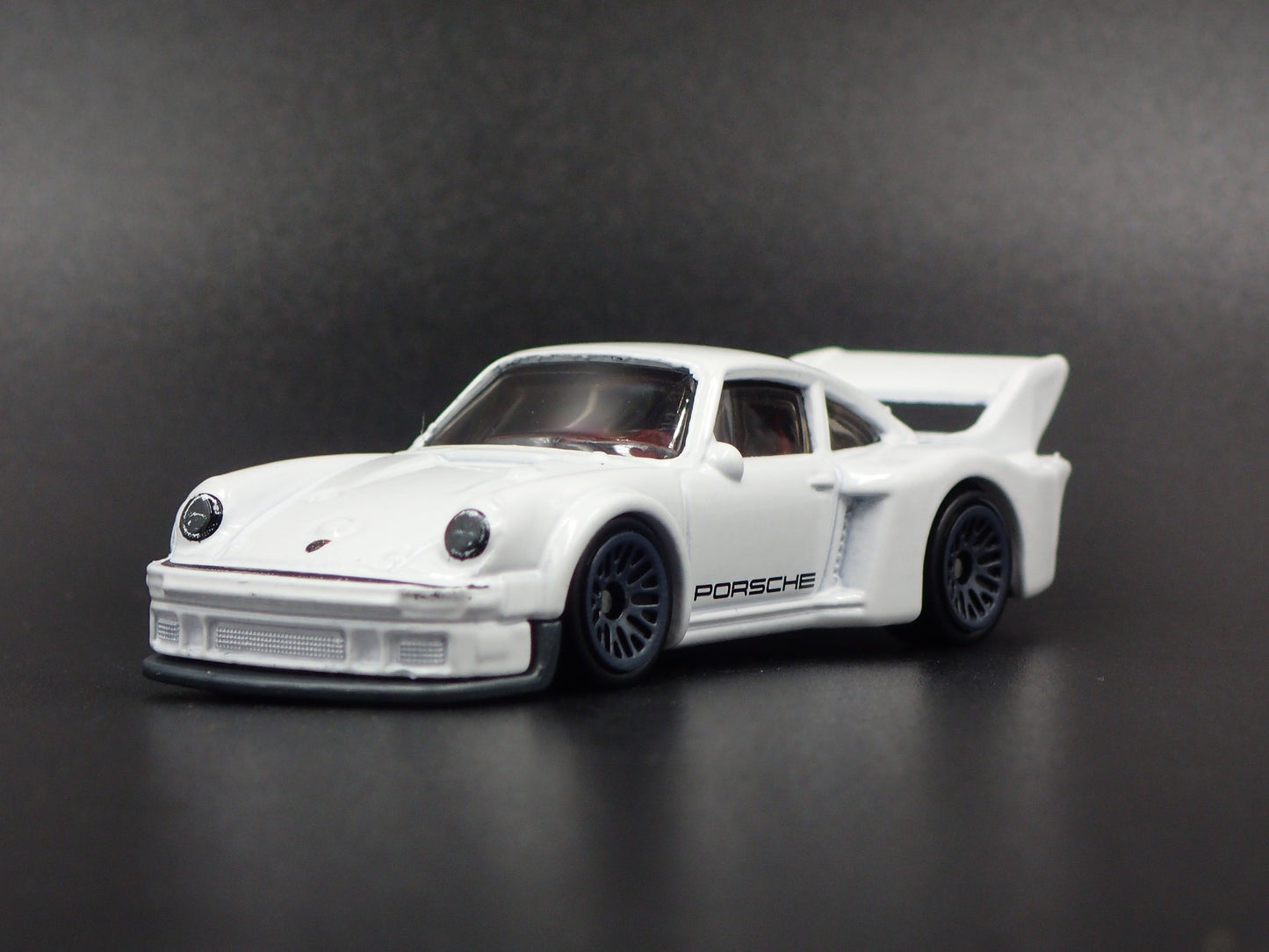 1977 77 PORSCHE 934.5 WHITE 1:64 SCALE COLLECTIBLE DIORAMA DIECAST MODEL CAR