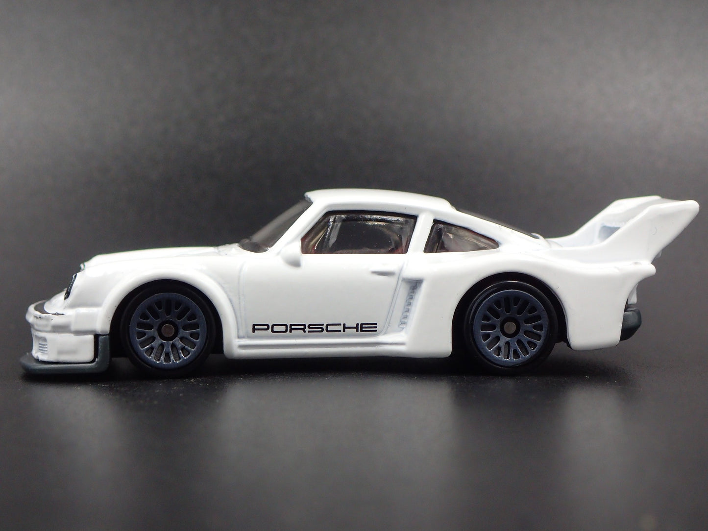 1977 77 PORSCHE 934.5 WHITE 1:64 SCALE COLLECTIBLE DIORAMA DIECAST MODEL CAR