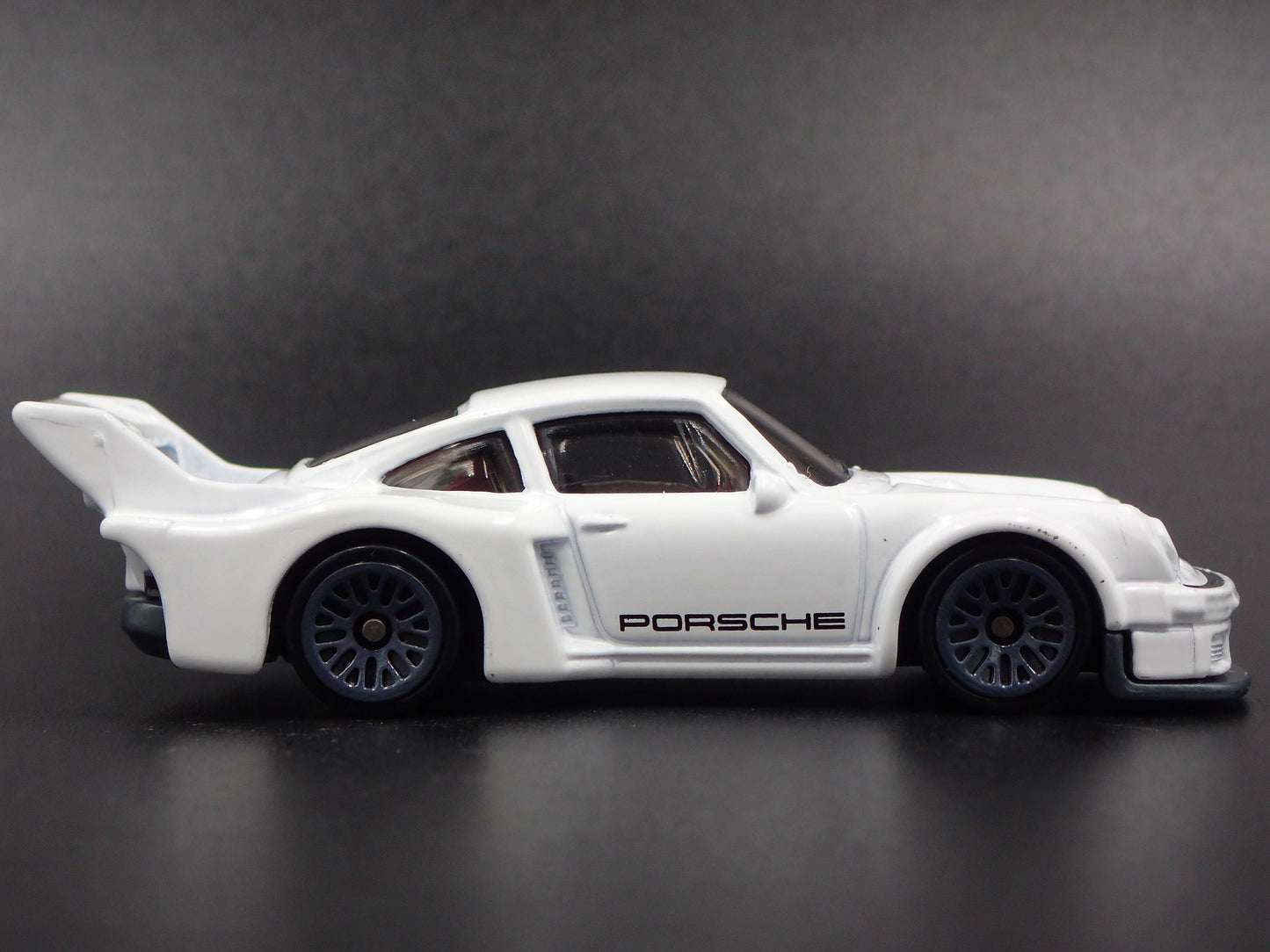 1977 77 PORSCHE 934.5 WHITE 1:64 SCALE COLLECTIBLE DIORAMA DIECAST MODEL CAR
