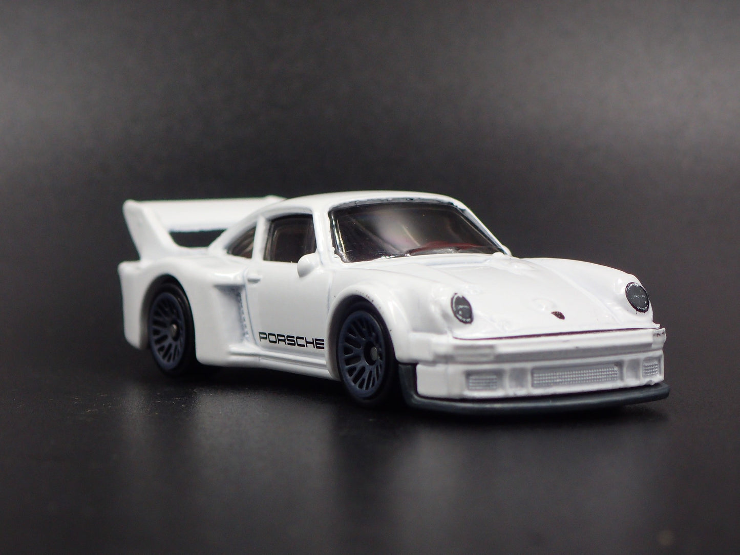 1977 77 PORSCHE 934.5 WHITE 1:64 SCALE COLLECTIBLE DIORAMA DIECAST MODEL CAR