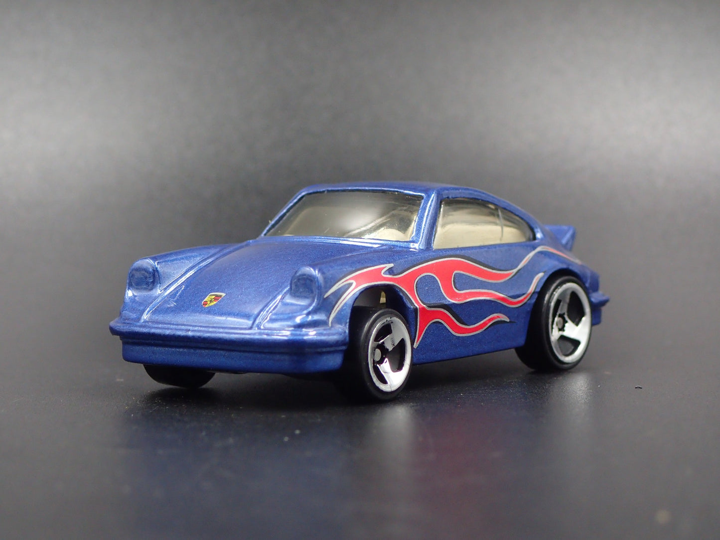 1984-1989 PORSCHE 911 CARRERA 1:64 SCALE COLLECTIBLE DIORAMA DIECAST MODEL CAR