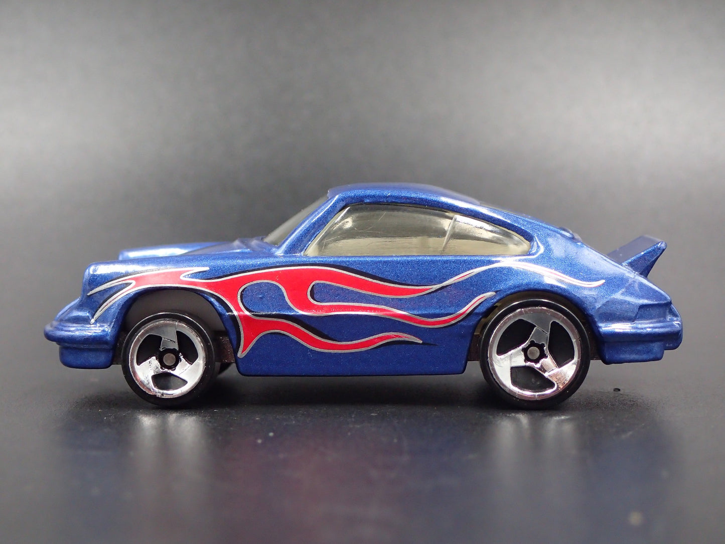 1984-1989 PORSCHE 911 CARRERA 1:64 SCALE COLLECTIBLE DIORAMA DIECAST MODEL CAR